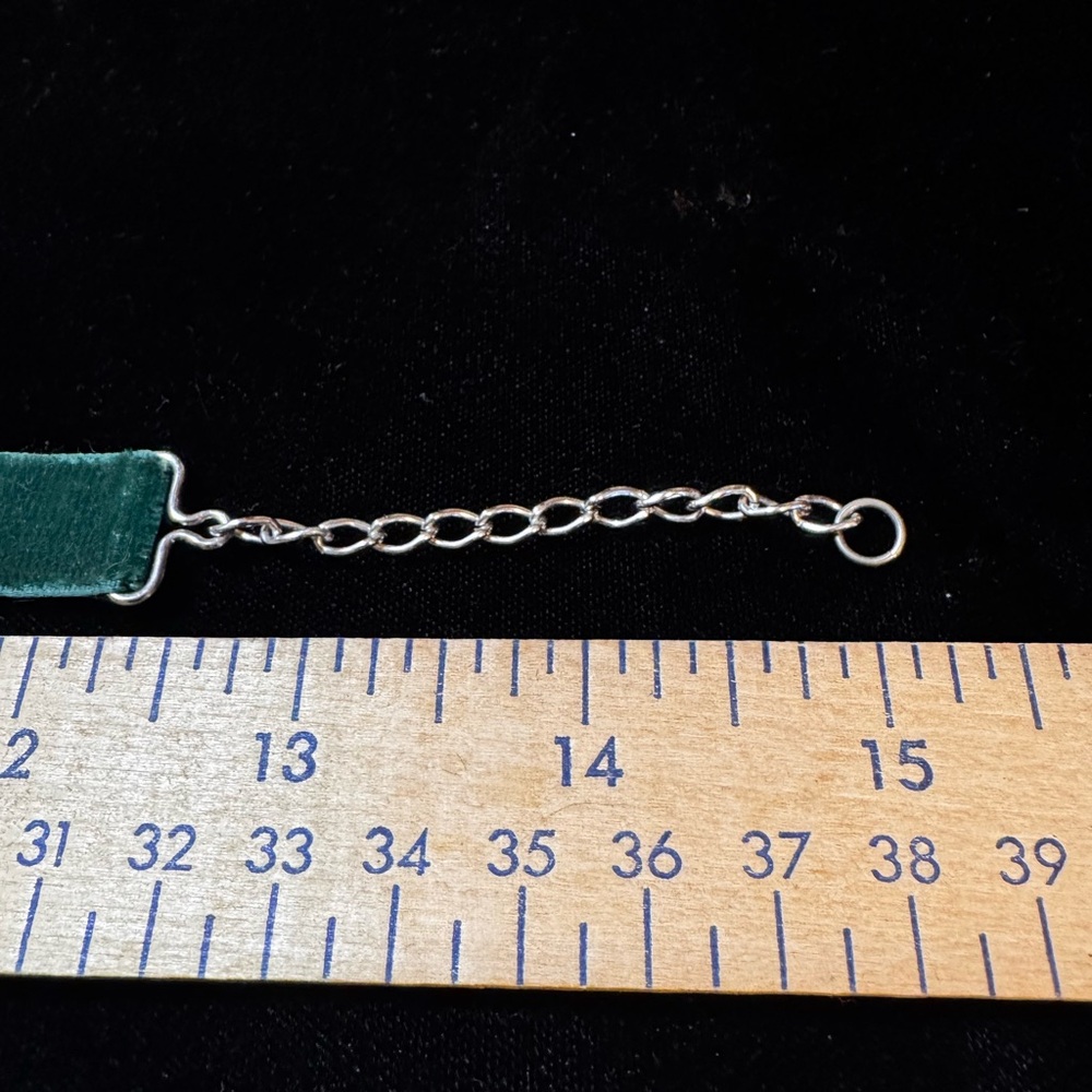 Girls Green Velvet Choker - Picture 6 of 6